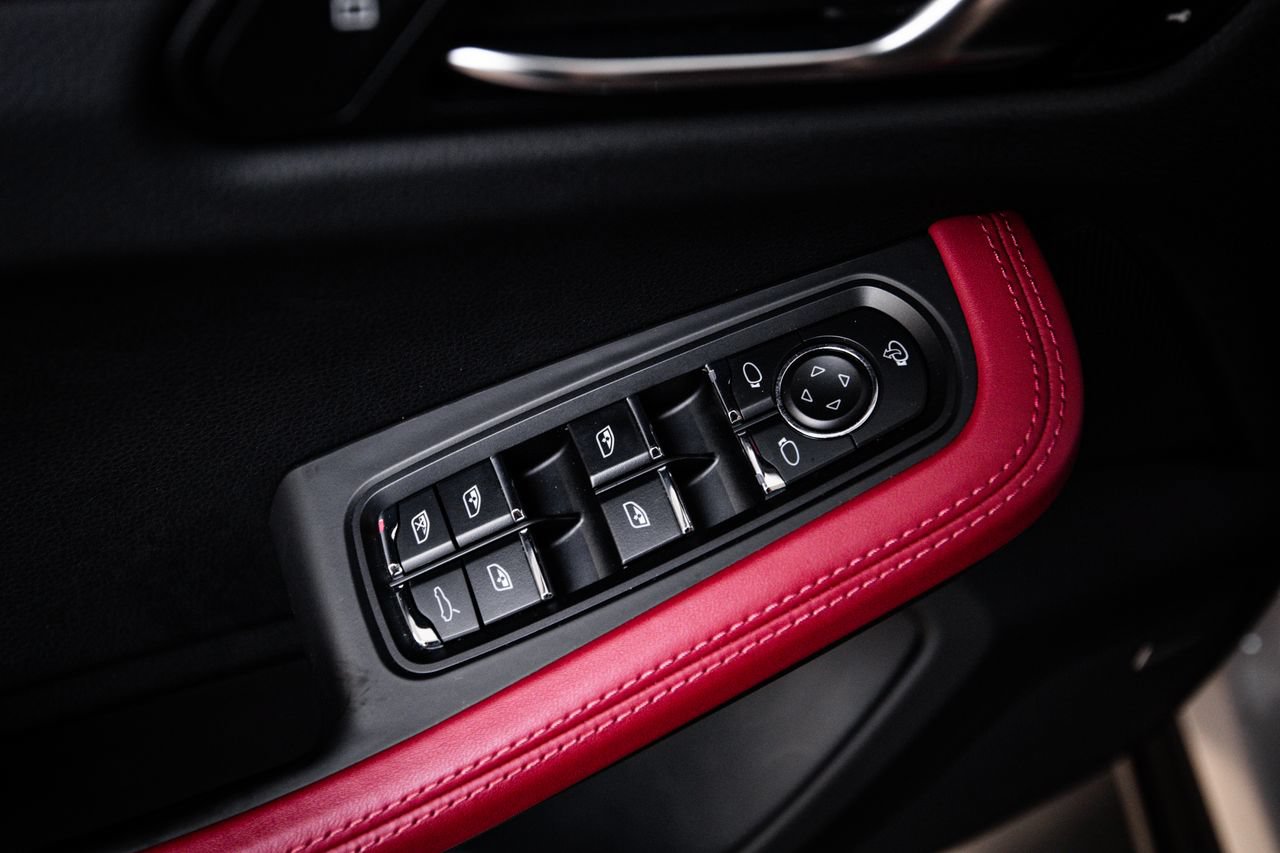 Certified 2023 Porsche Macan AWD/4WD image 22