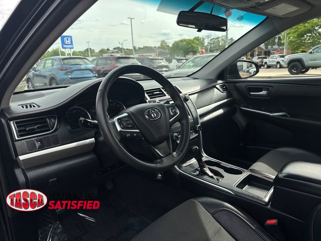 Used 2017 Toyota Camry SE w/ Moonroof Package FWD image 13