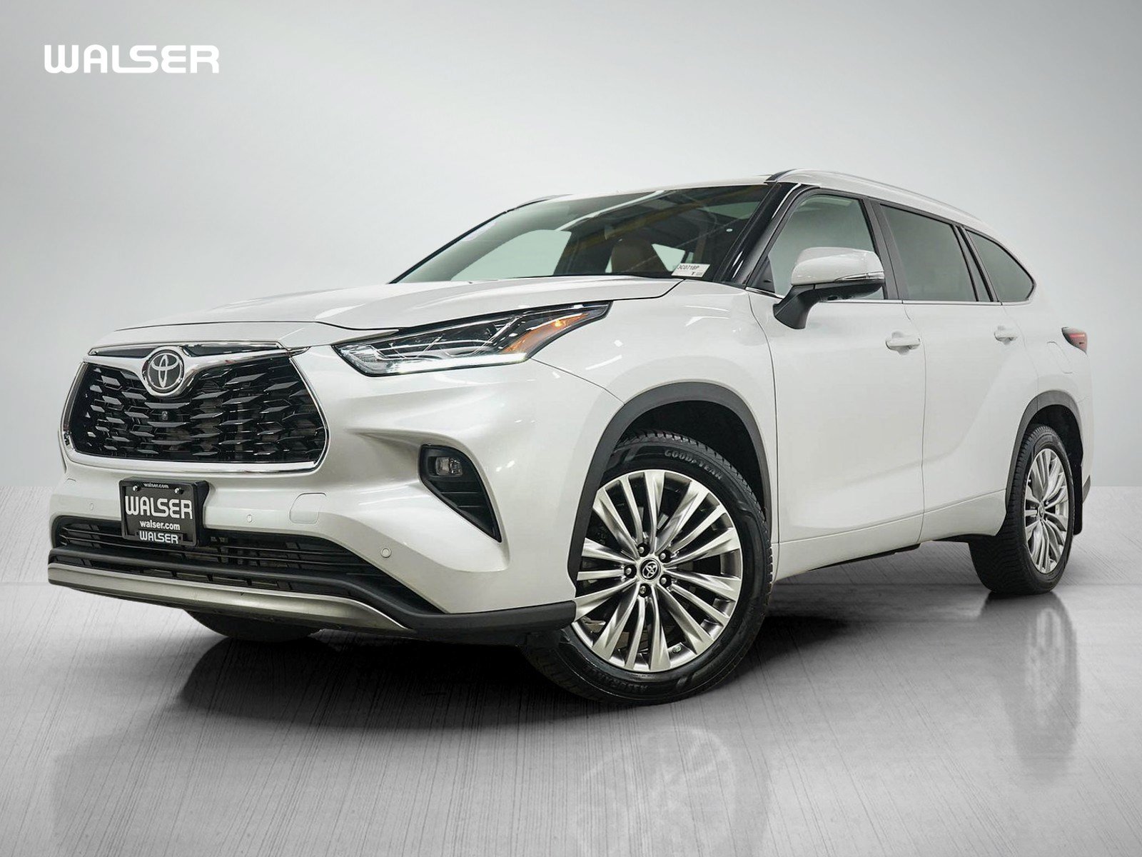 Used 2024 Toyota Highlander Platinum AWD/4WD image 1