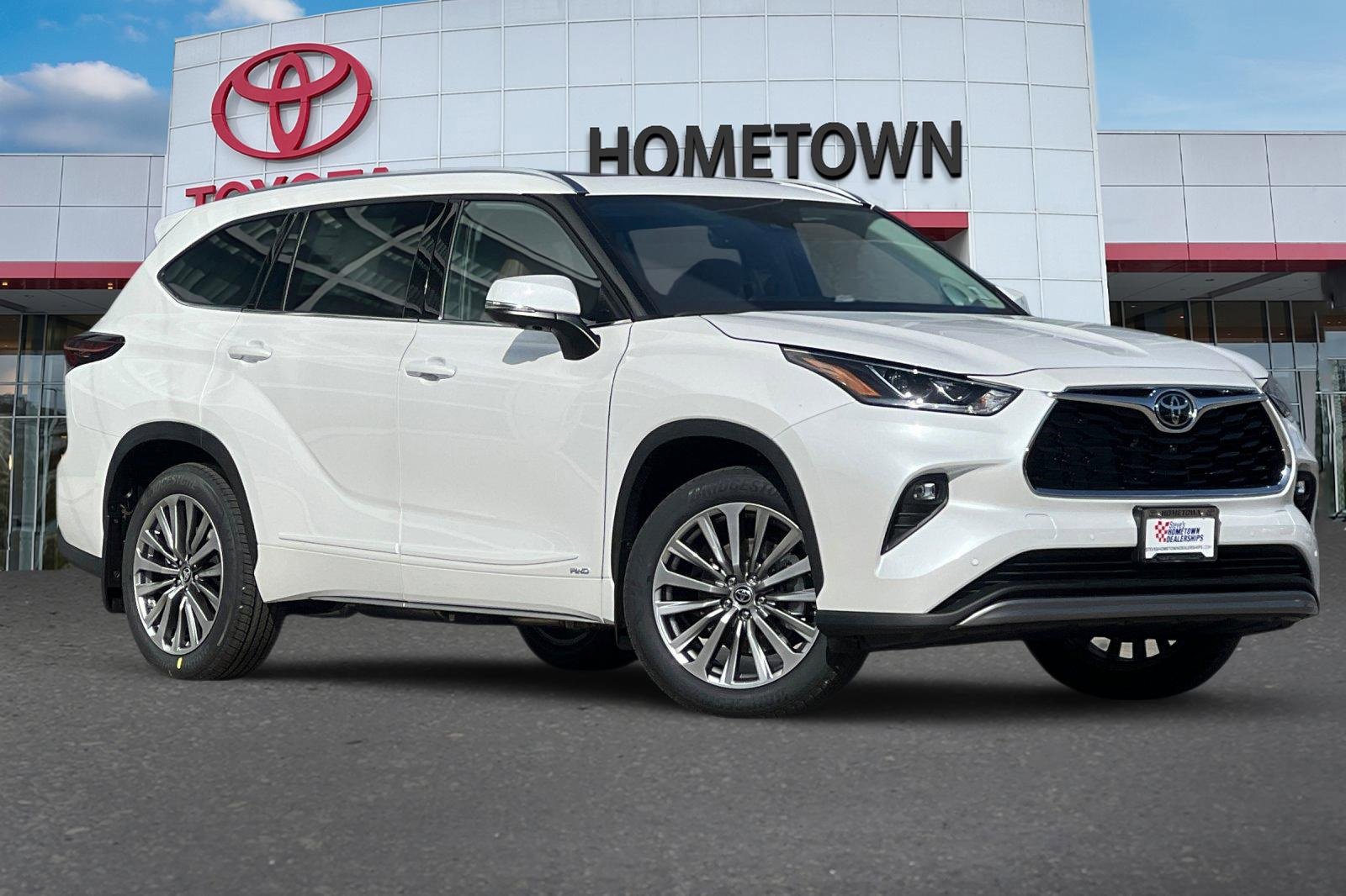 New 2025 Toyota Highlander XLE image 2