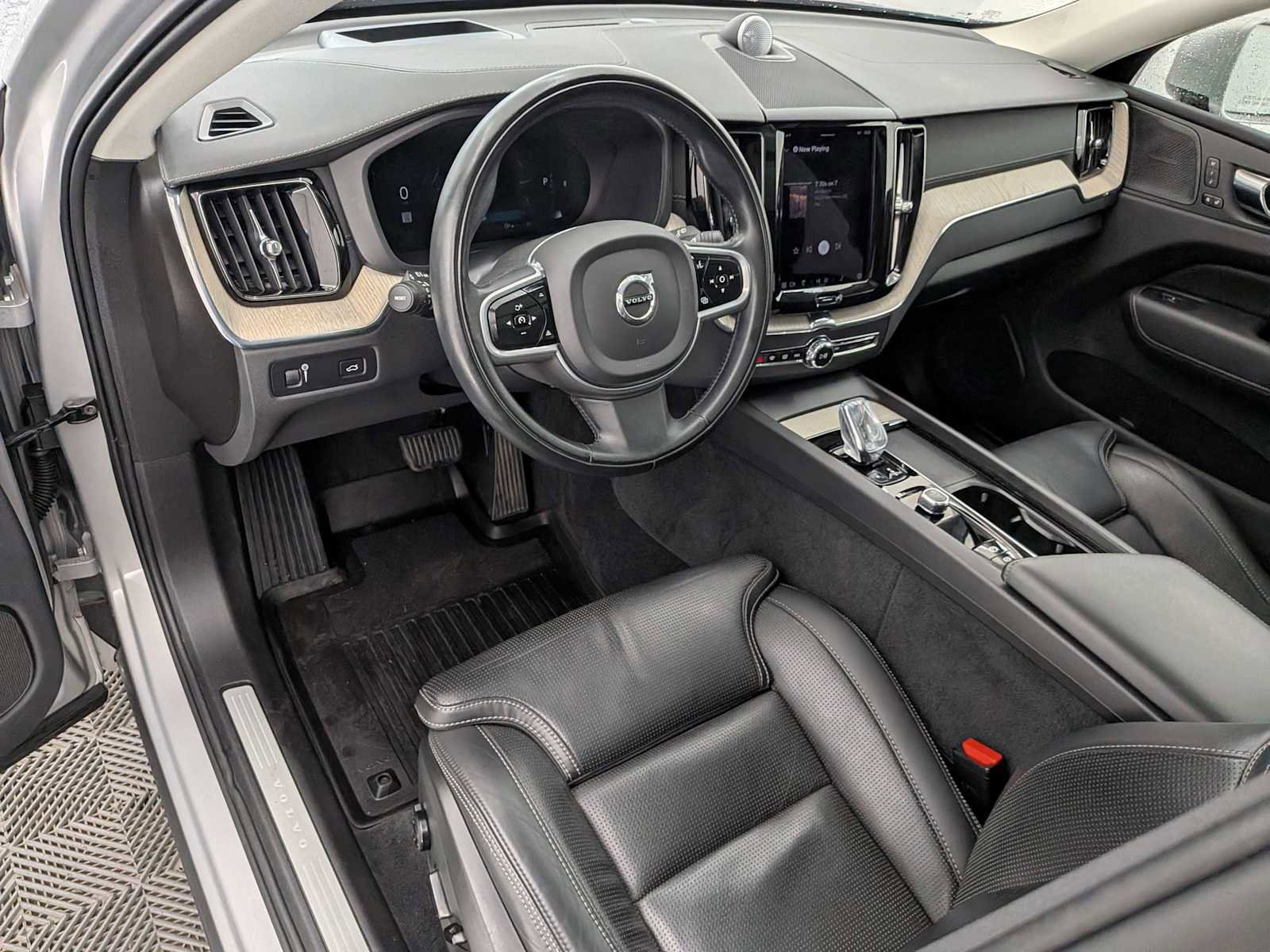 Used 2022 Volvo XC60 B5 Inscription w/ Advanced Package image 2