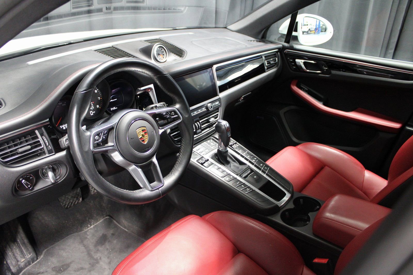 Certified 2021 Porsche Macan image 4