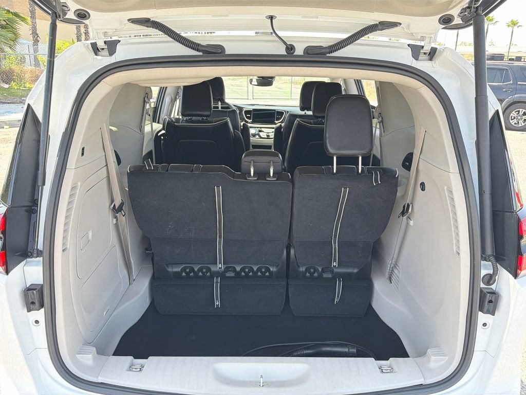 Used 2023 Chrysler Pacifica Limited FWD image 21