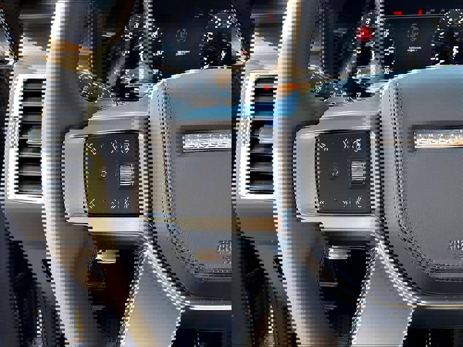 New 2025 Land Rover Discovery Metropolitan Edition image 17