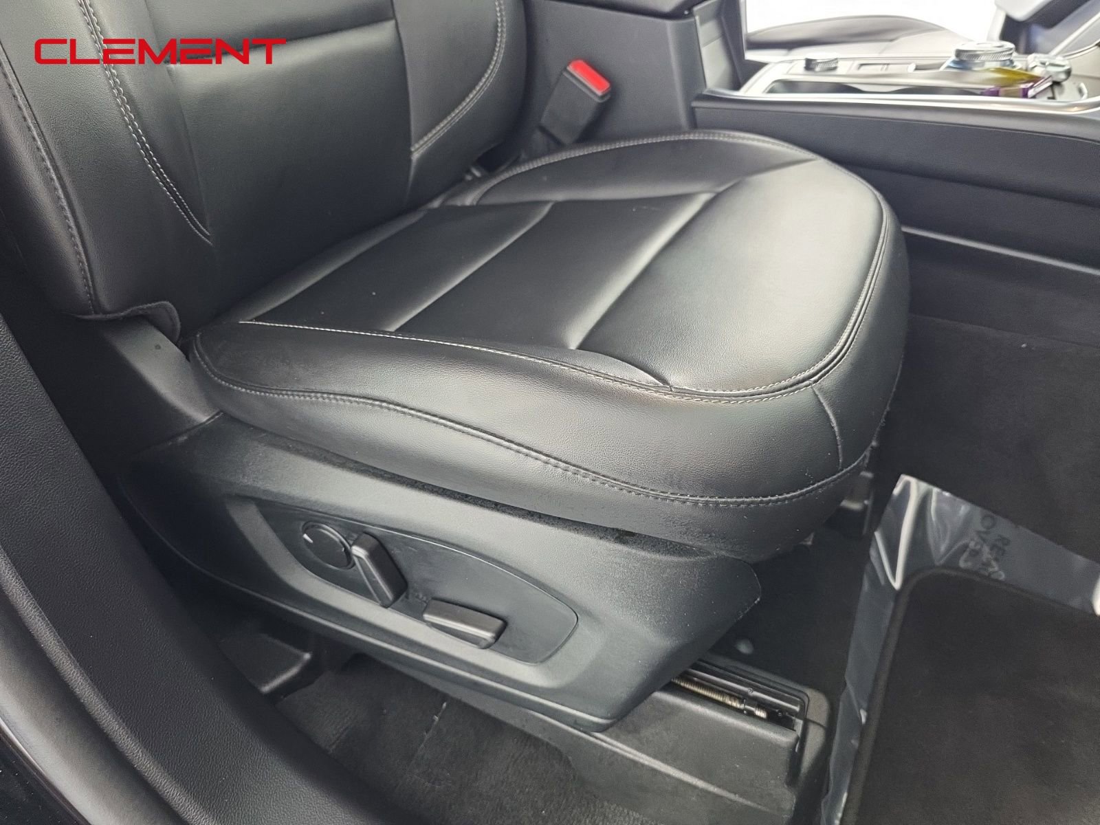 Used 2022 Ford Explorer XLT w/ Equipment Group 202A image 28