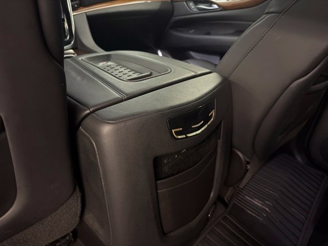 Used 2017 Cadillac Escalade Premium Luxury RWD image 16