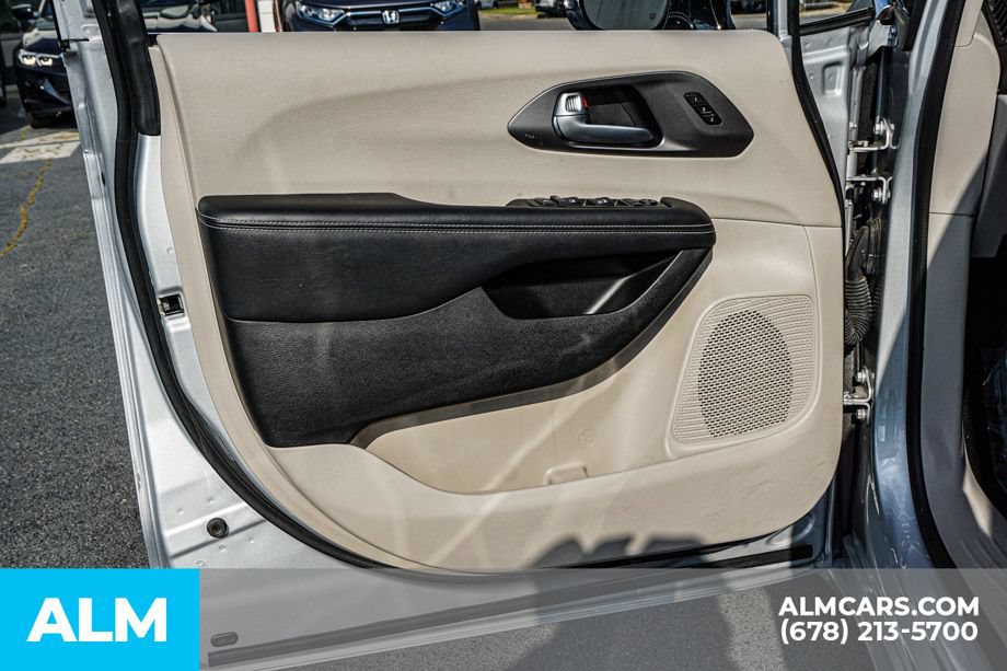 Used 2024 Chrysler Pacifica Touring-L FWD image 51