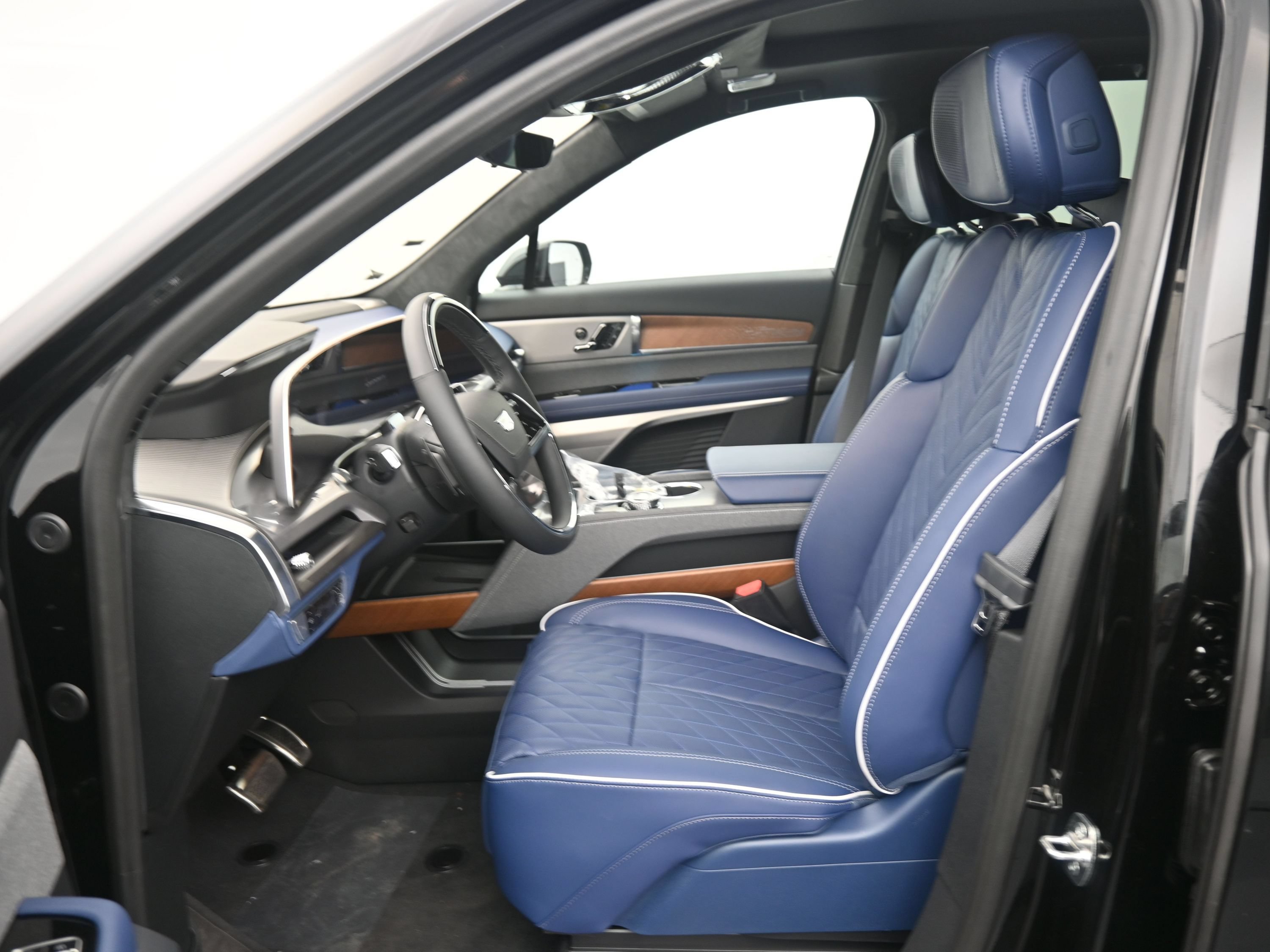 New 2026 Cadillac Vistiq Premium Luxury w/ LPO, Floor Liner Package AWD/4WD image 11