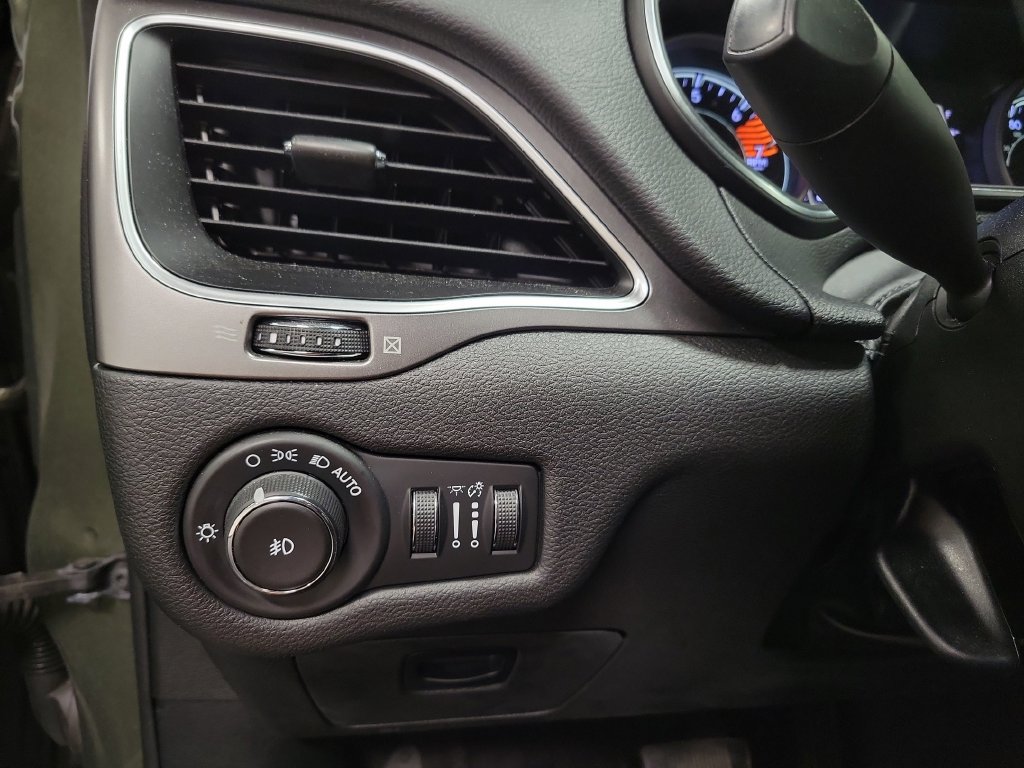 Used 2019 Jeep Cherokee Latitude Plus w/ Cold Weather Group AWD/4WD image 29