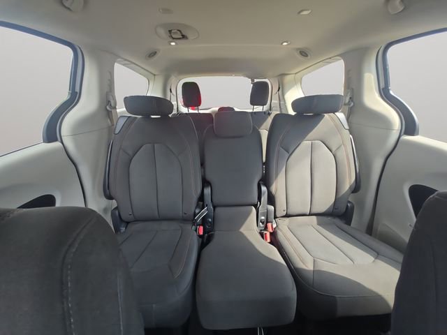 Used 2017 Chrysler Pacifica Touring FWD image 16