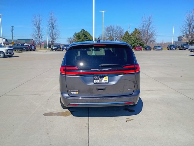 Used 2023 Chrysler Pacifica Touring-L image 12