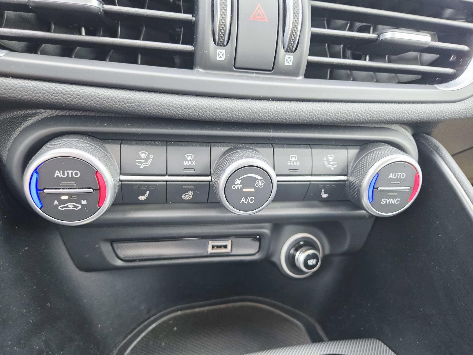 Used 2024 Alfa Romeo Giulia Veloce AWD/4WD image 31