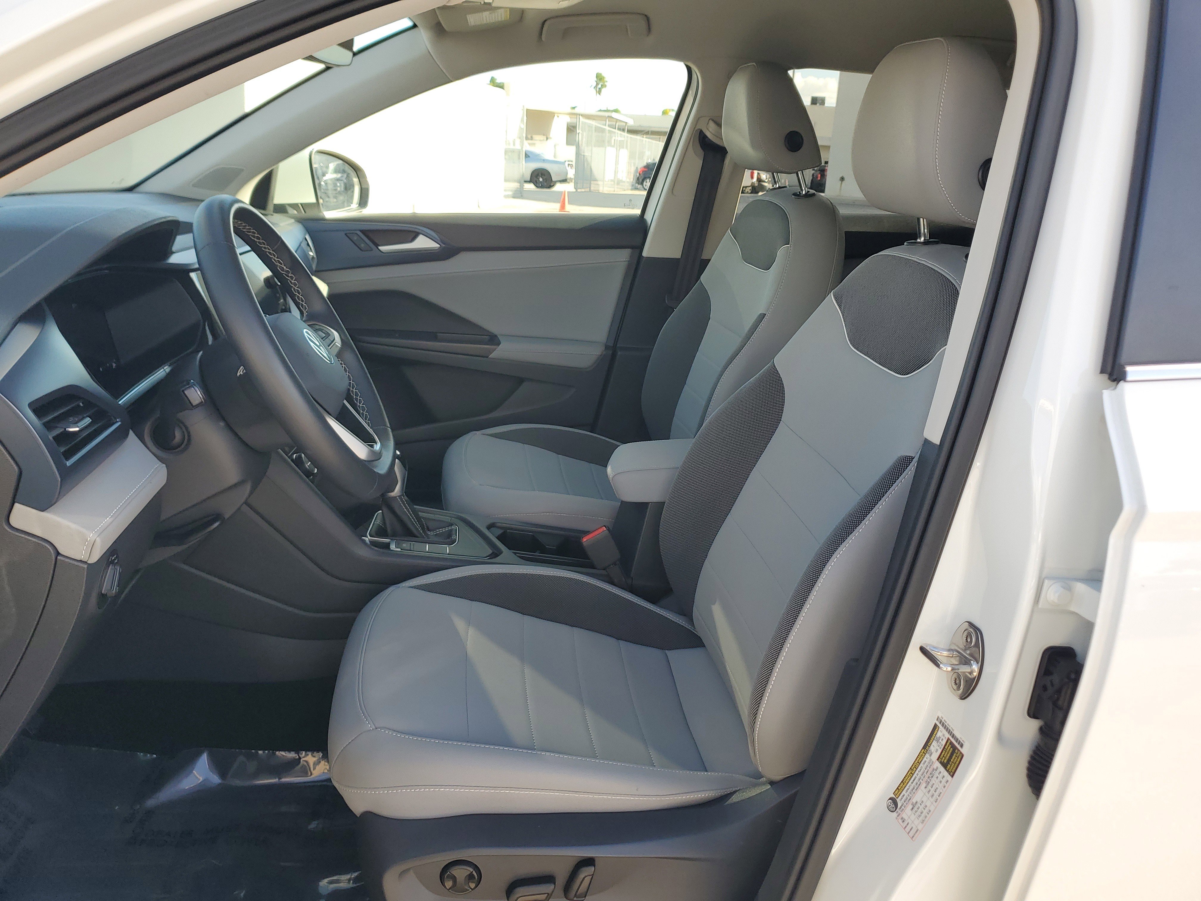 Used 2024 Volkswagen Taos SE image 11