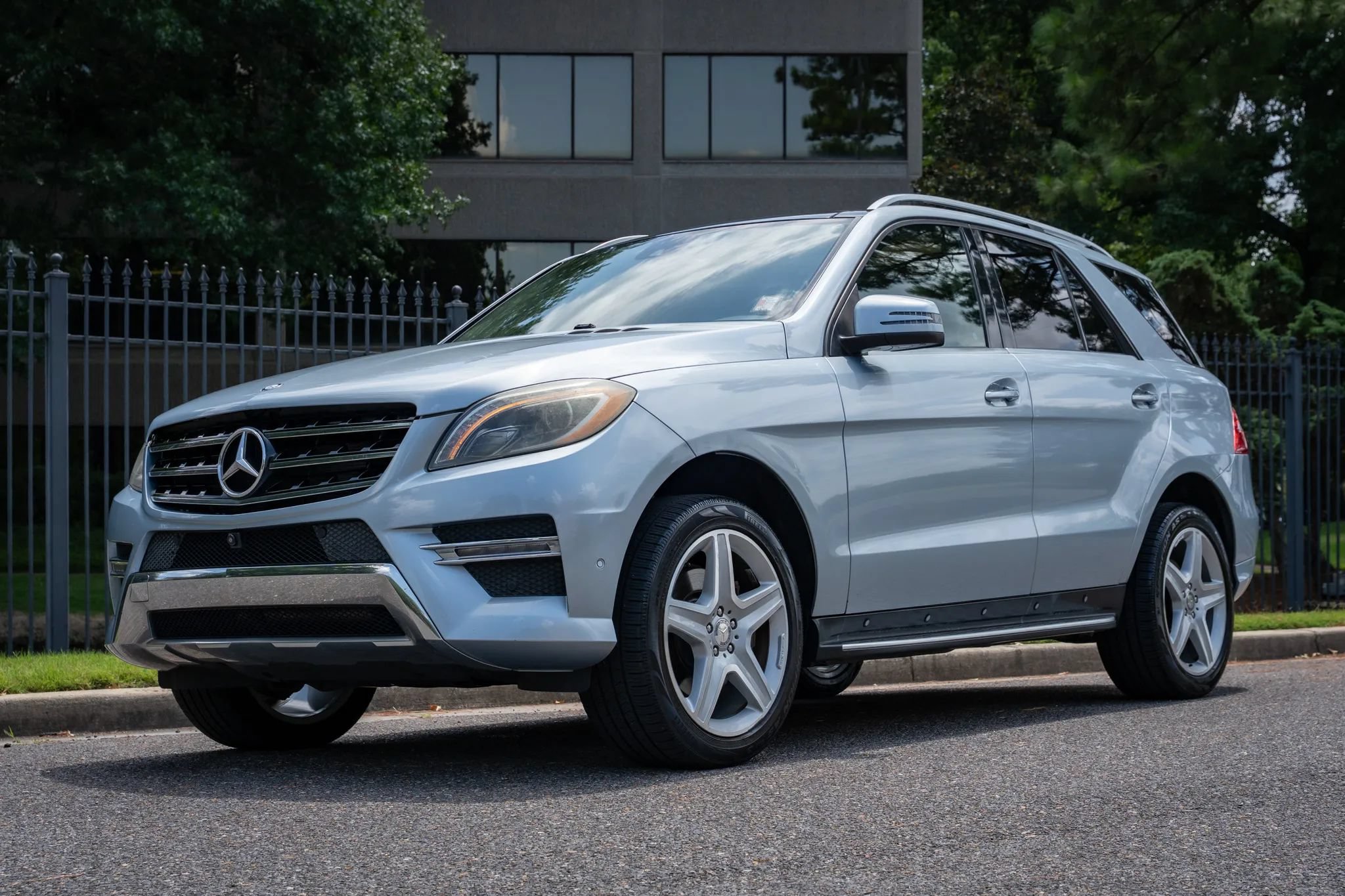 Used 2015 Mercedes-Benz ML 400 4MATIC w/ Lighting Package image 1
