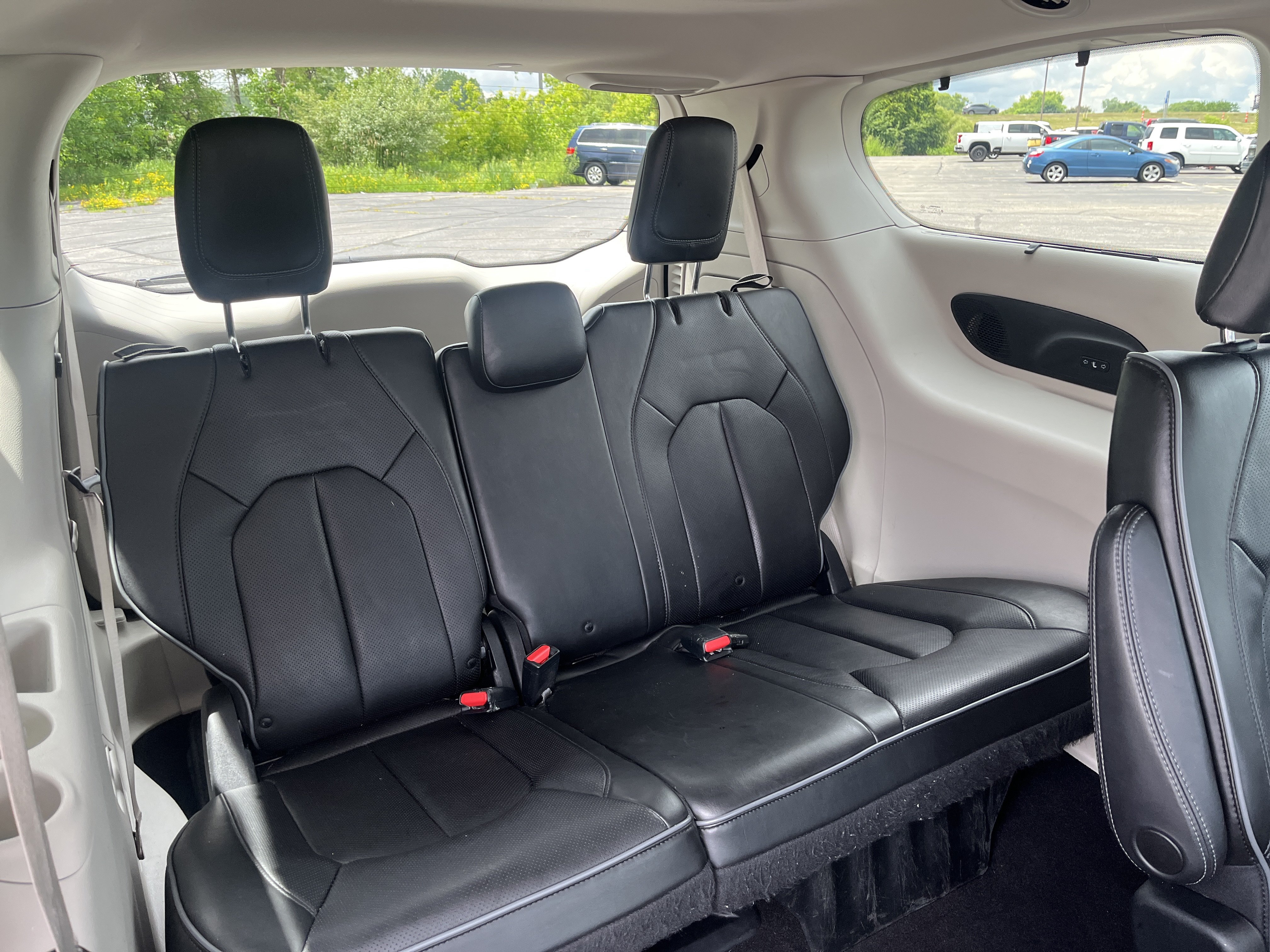 Used 2019 Chrysler Pacifica Limited w/ Tire & Wheel Group FWD image 15