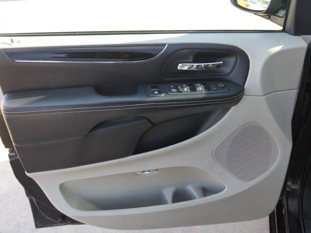 Used 2017 Dodge Grand Caravan SE image 12