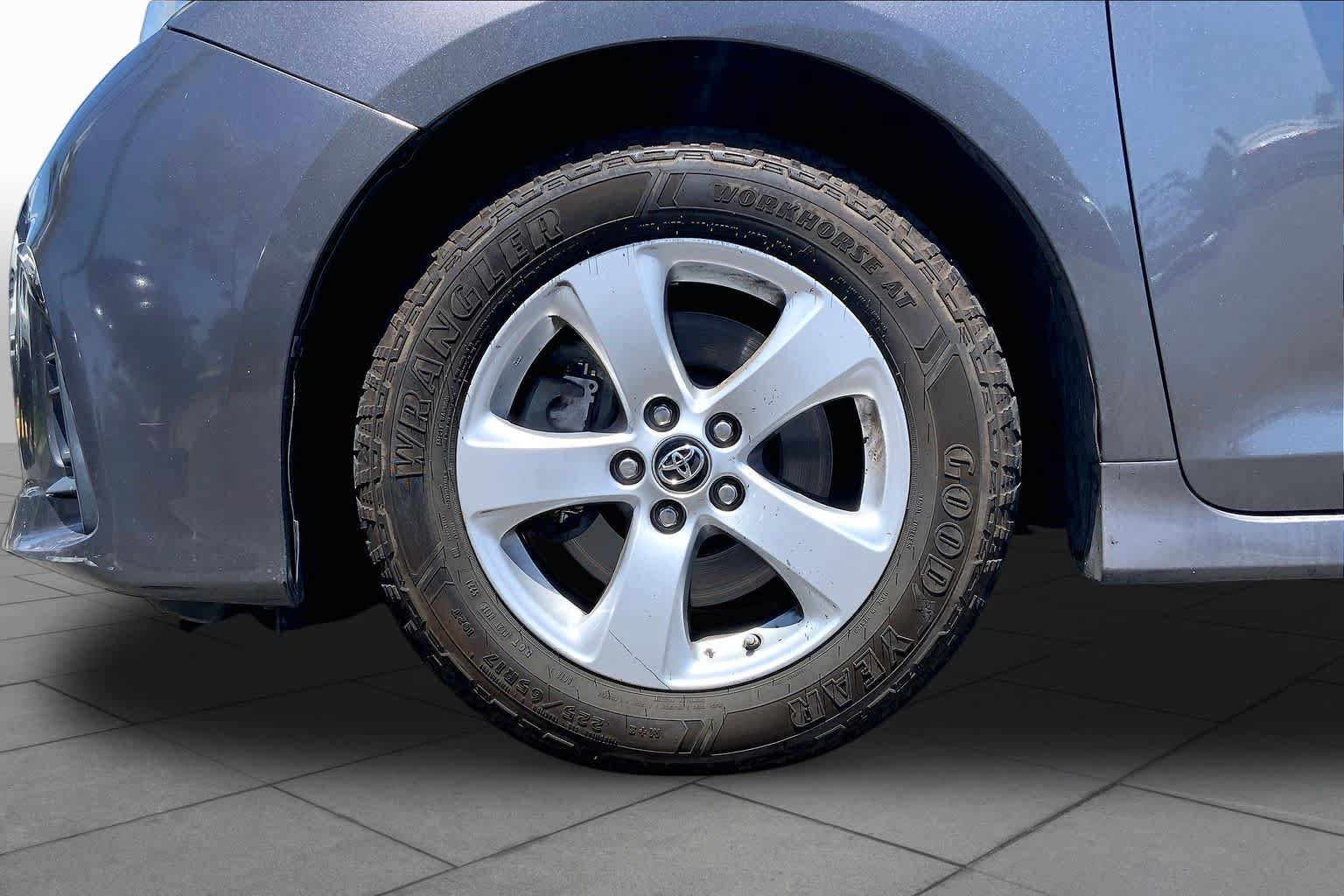 Used 2018 Toyota Sienna LE w/ Carpet Mat Package FWD image 10