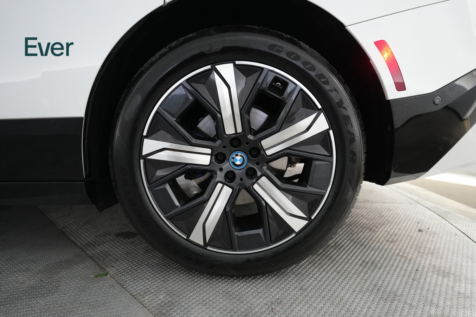 Used 2024 BMW iX xDrive50 w/ Sport Package AWD/4WD image 9