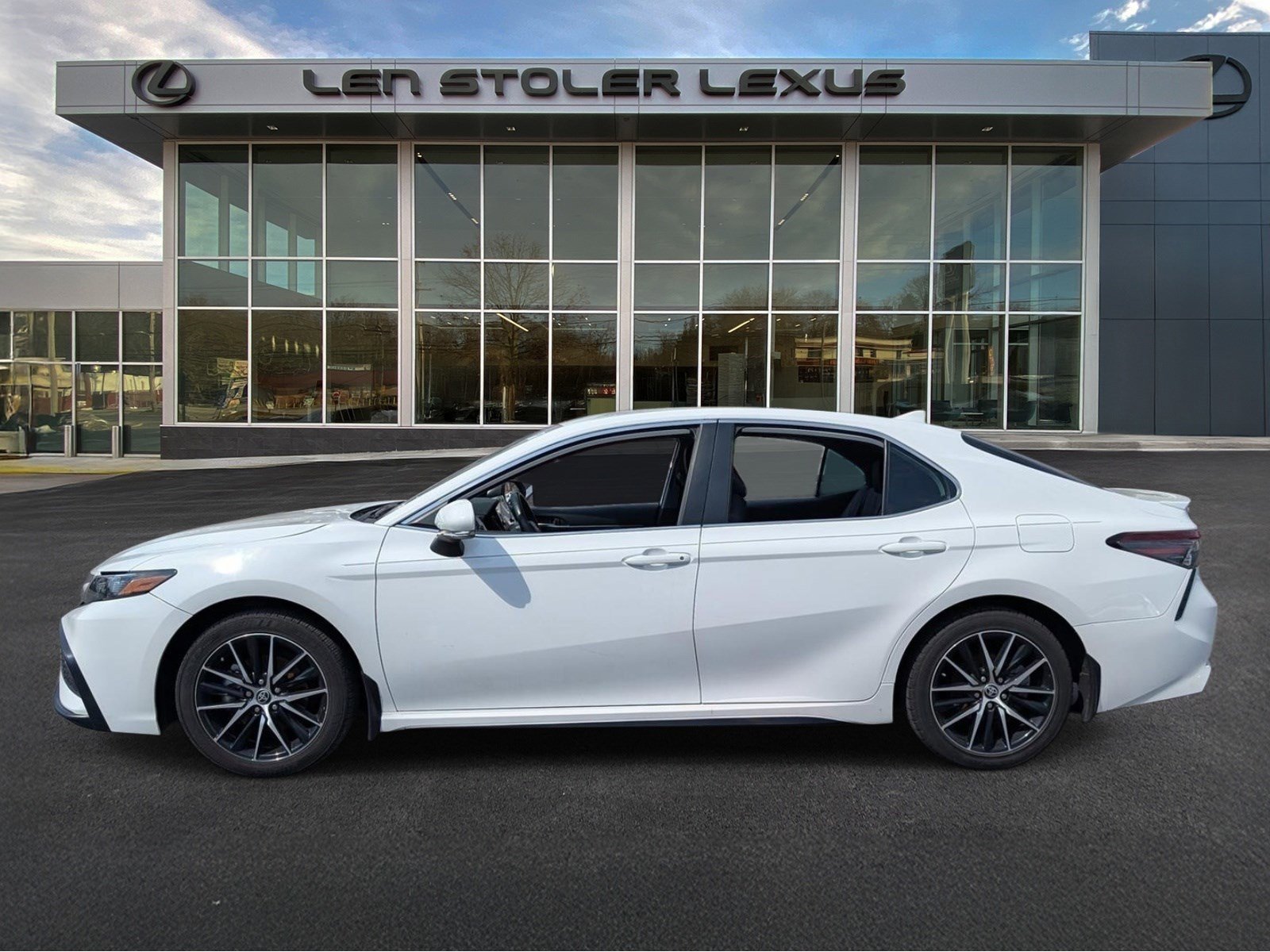 Used 2024 Toyota Camry SE image 6