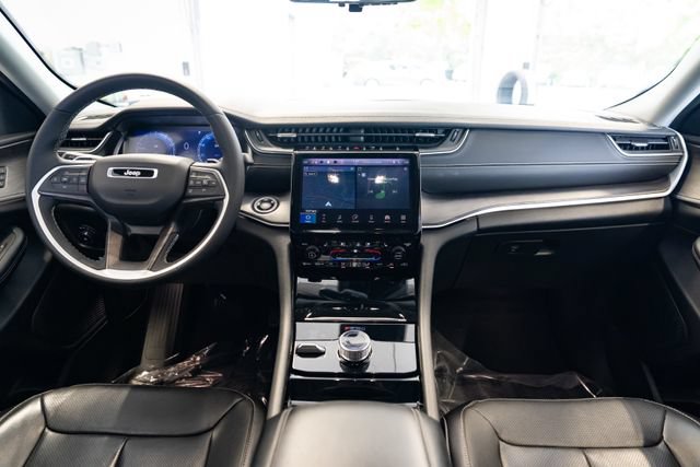 Used 2023 Jeep Grand Cherokee Limited w/ Luxury Tech Group II AWD/4WD image 9