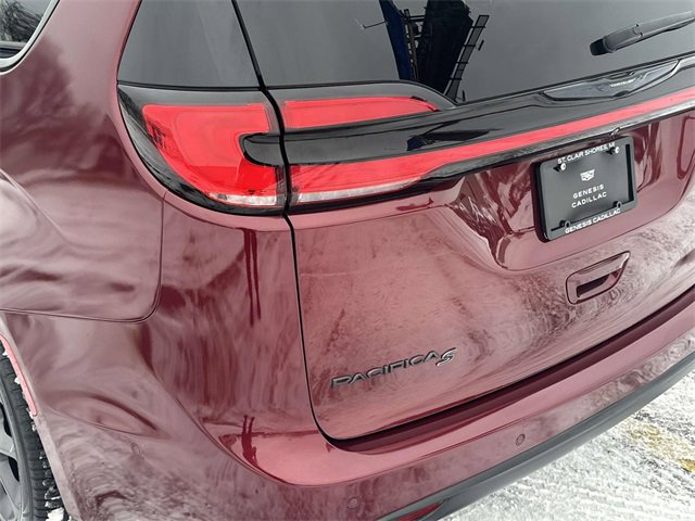 Used 2021 Chrysler Pacifica Touring-L w/ Uconnect Theater Family Group image 9