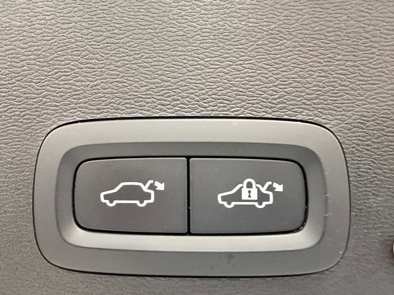 Used 2021 Volvo XC40 T4 R-Design w/ Advanced Package image 24