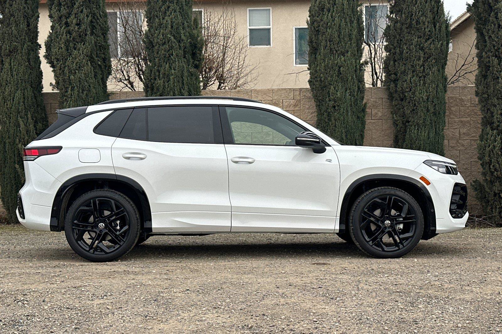 New 2026 Volkswagen Tiguan SE R-Line FWD image 2