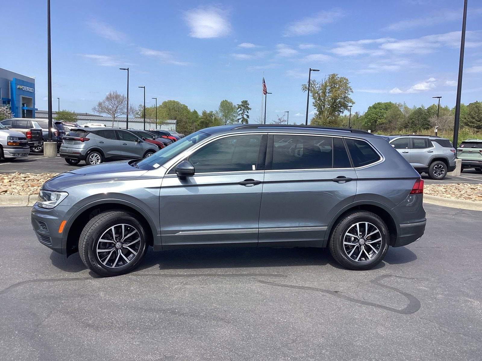 Used 2021 Volkswagen Tiguan SE image 6