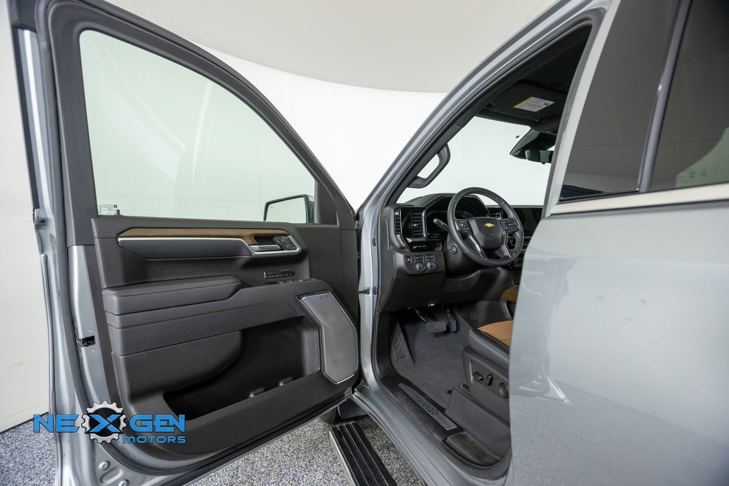 Used 2025 Chevrolet Silverado 1500 High Country w/ Technology Package AWD/4WD image 9