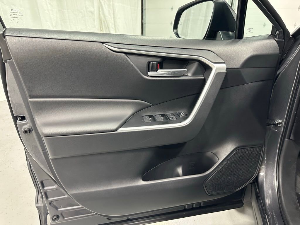Used 2025 Toyota RAV4 XLE image 8