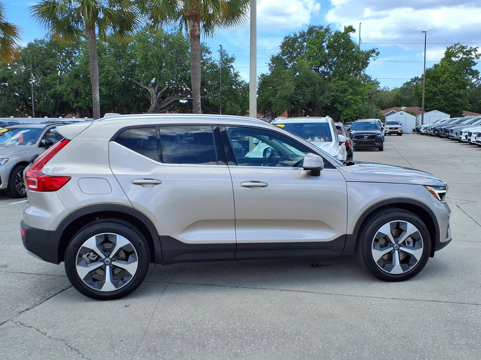 Certified 2023 Volvo XC40 B5 Plus w/ Driver Assist Package AWD/4WD image 8