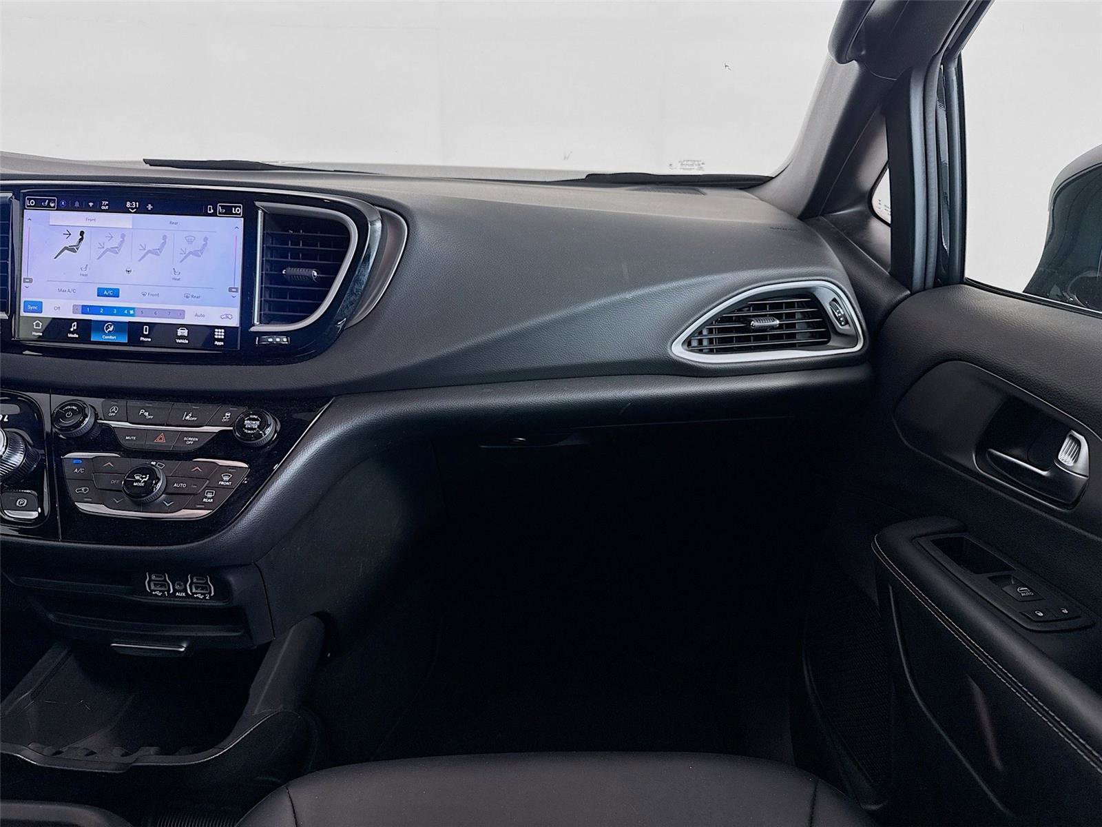 Used 2025 Chrysler Pacifica Select image 26