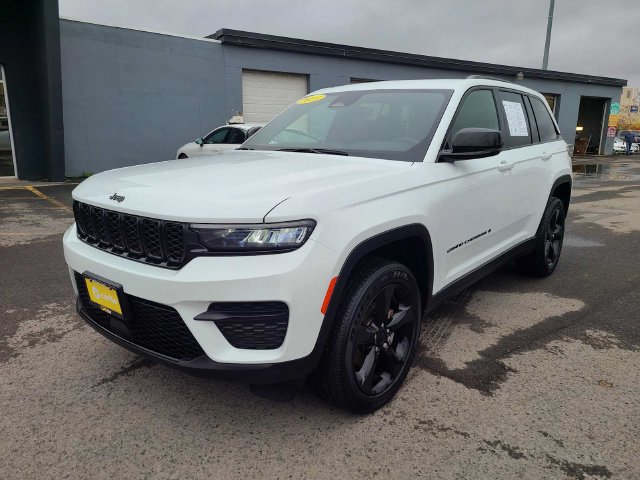 Used 2023 Jeep Grand Cherokee Altitude AWD/4WD image 1