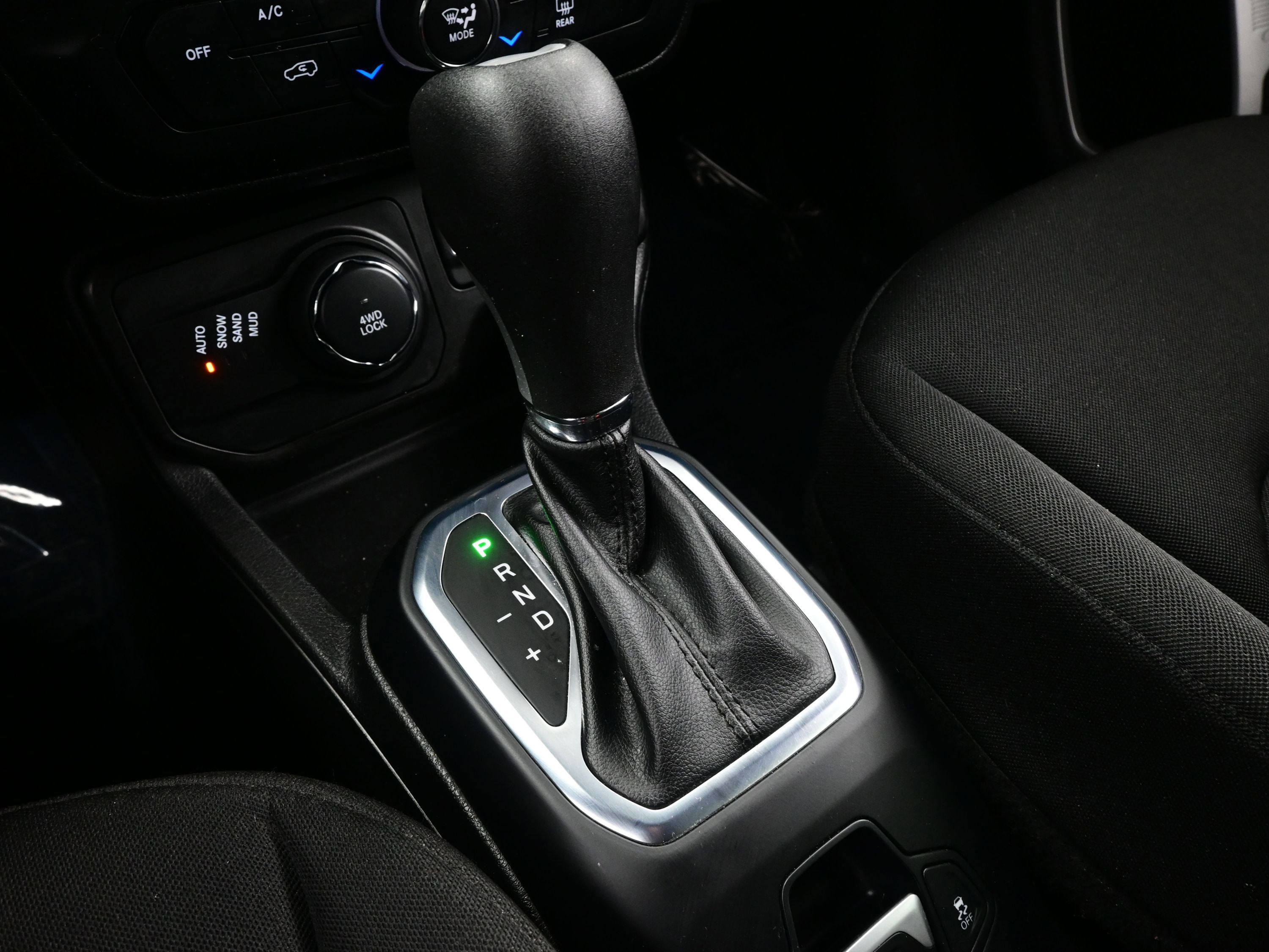 Used 2019 Jeep Renegade Latitude w/ Cold Weather Group image 22