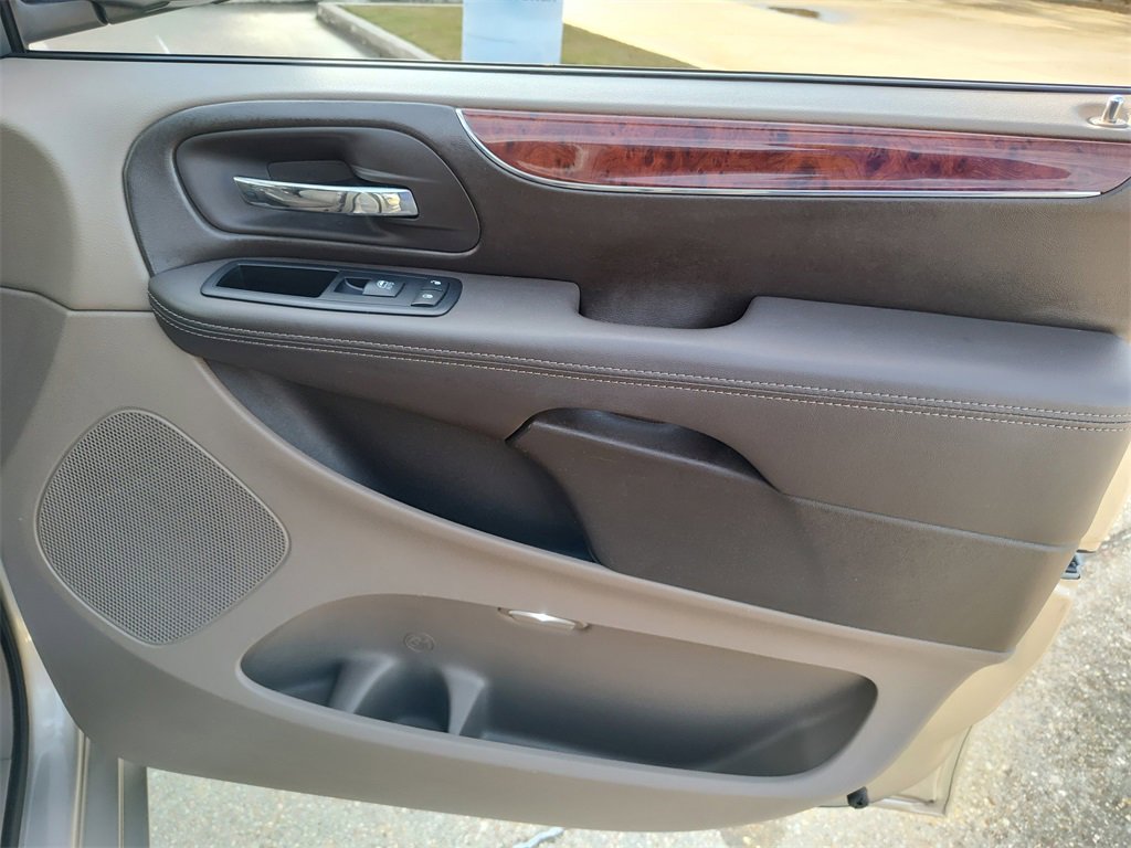 Used 2012 Chrysler Town & Country Limited w/ Luxury Group image 36