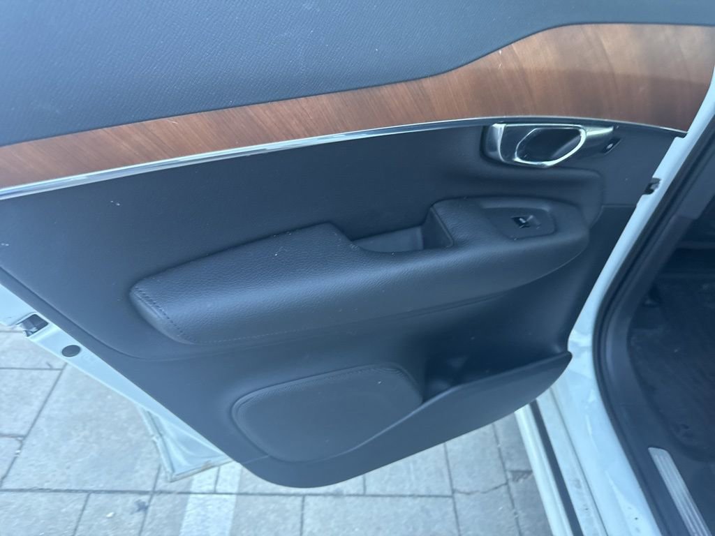 Used 2021 Volvo XC90 T6 Momentum image 10