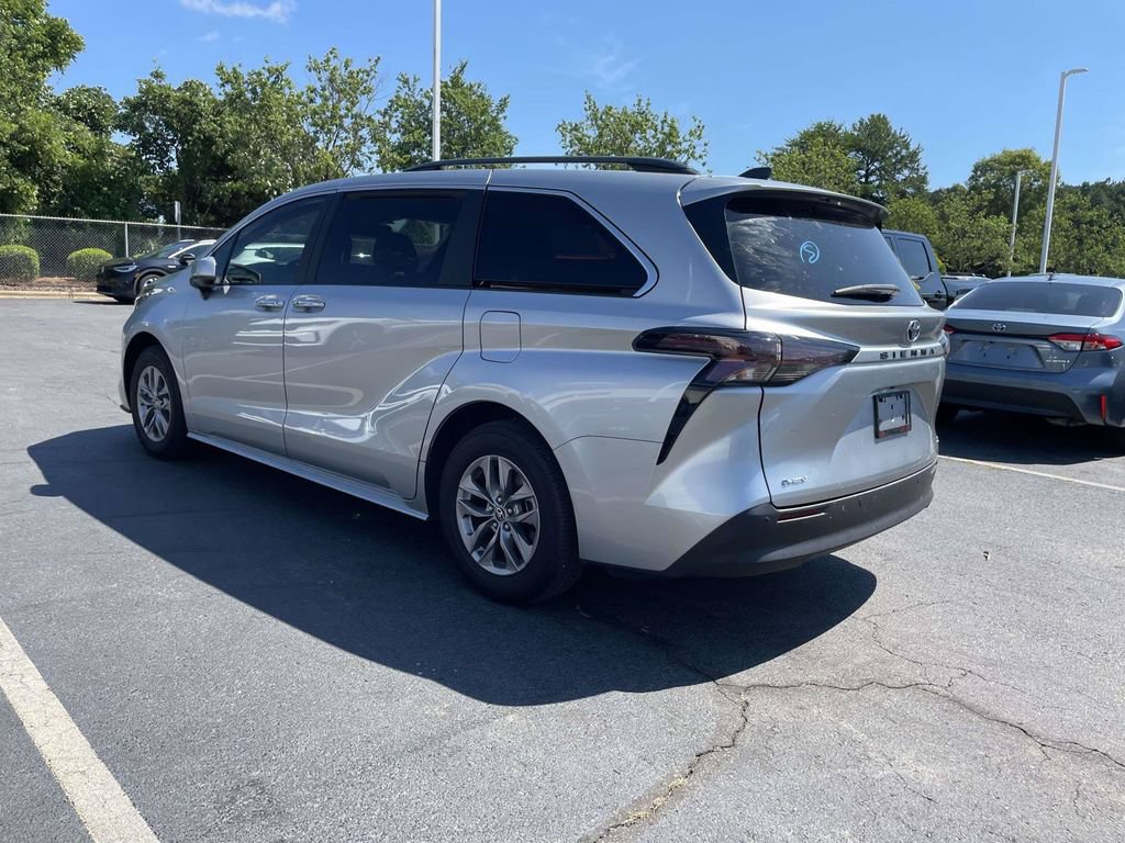 Used 2025 Toyota Sienna XLE w/ XLE Plus Package FWD image 6