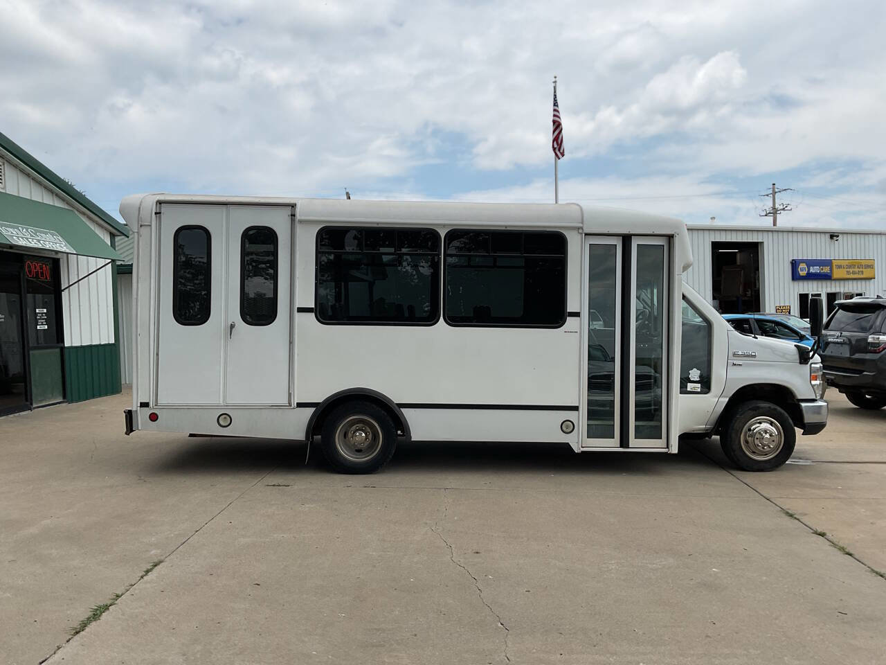 Used 2013 Ford E-350 and Econoline 350 Super Duty w/ Shuttle Bus Prep Pkg image 2