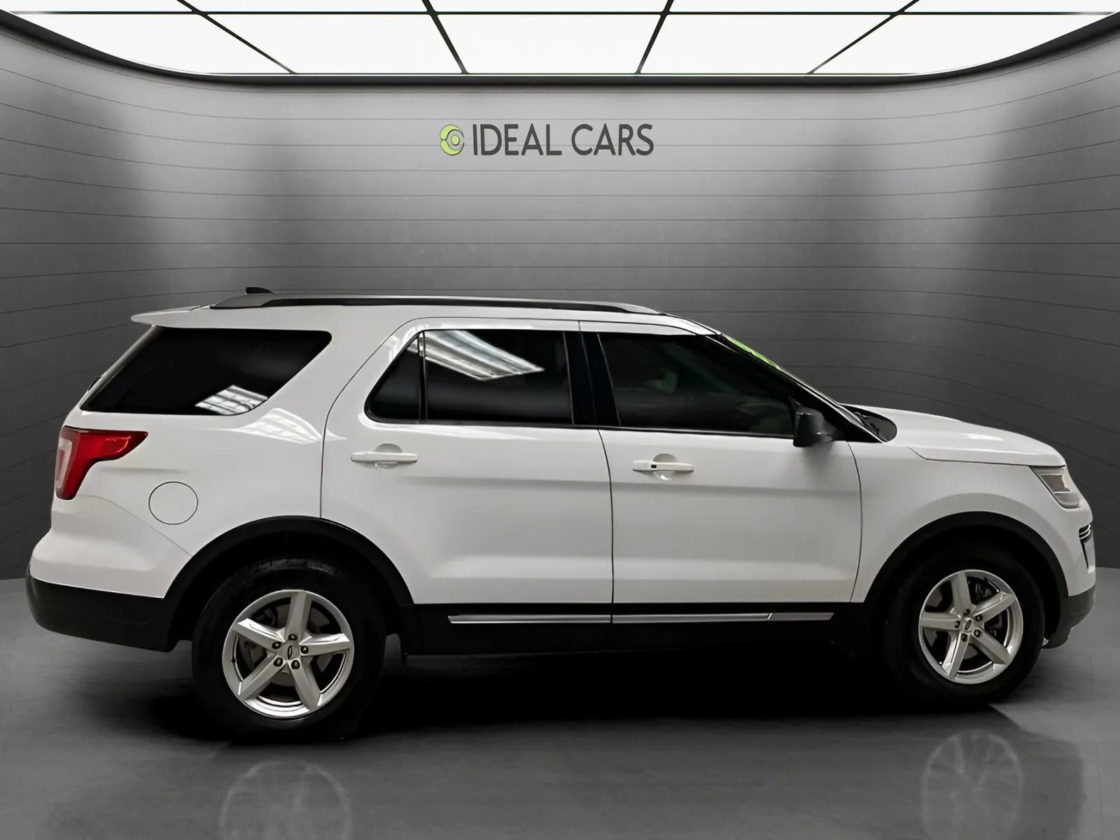 Used 2018 Ford Explorer XLT FWD image 4