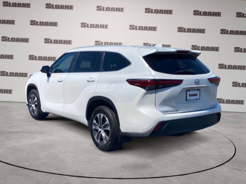 Used 2023 Toyota Highlander XLE AWD/4WD image 3