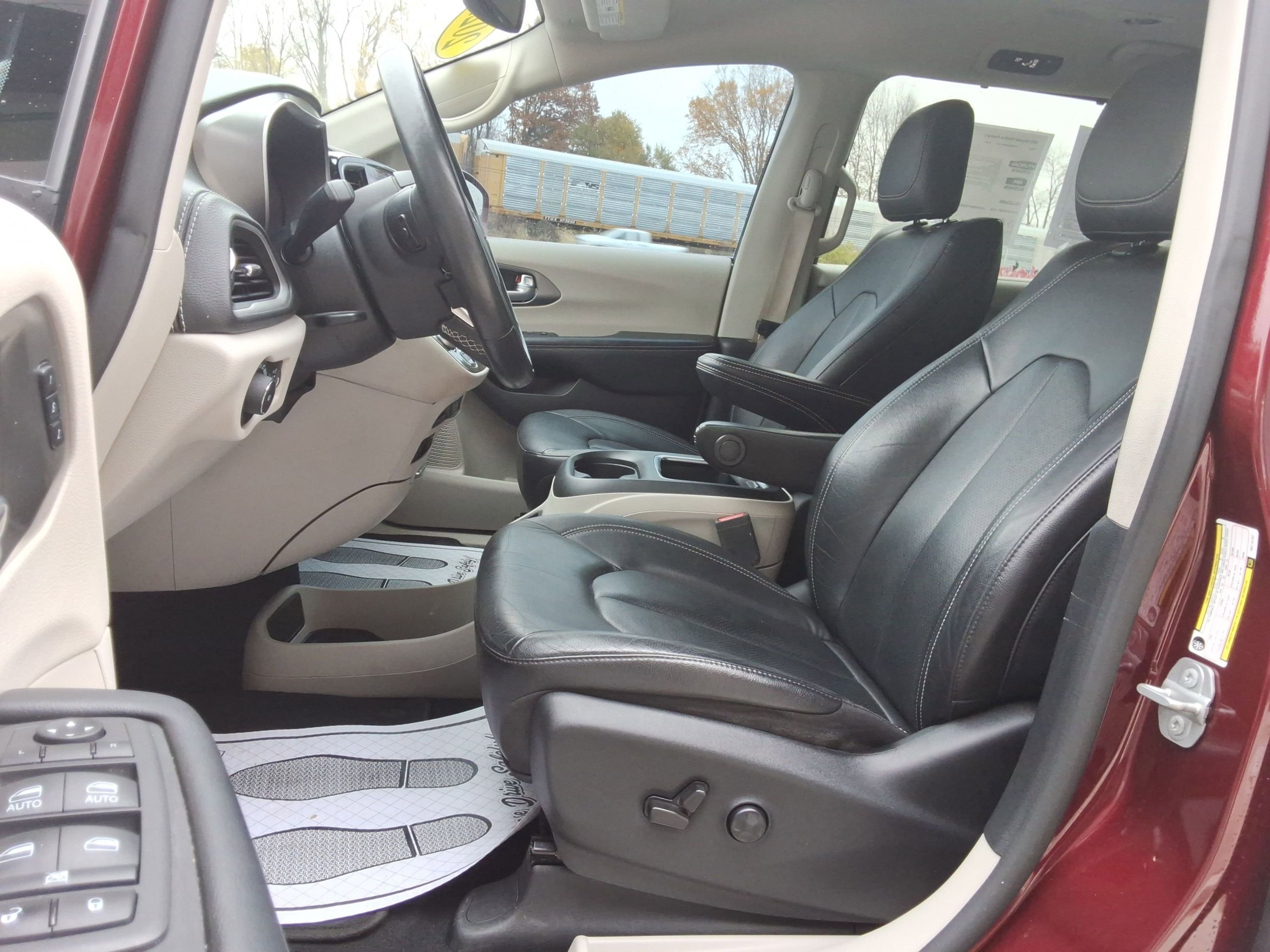 Used 2022 Chrysler Pacifica Touring-L image 27