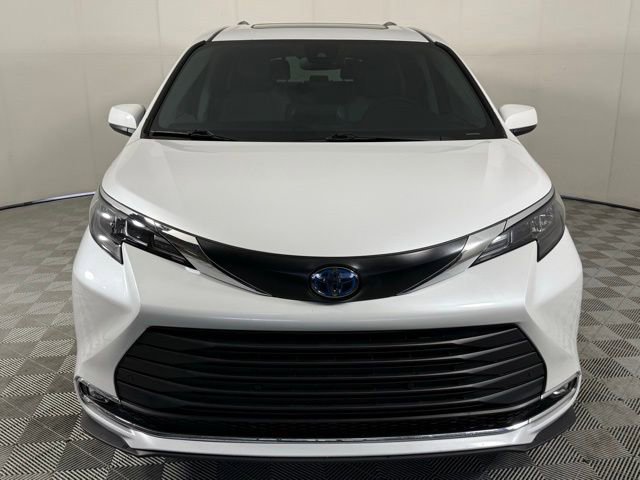 Used 2024 Toyota Sienna XLE FWD image 12