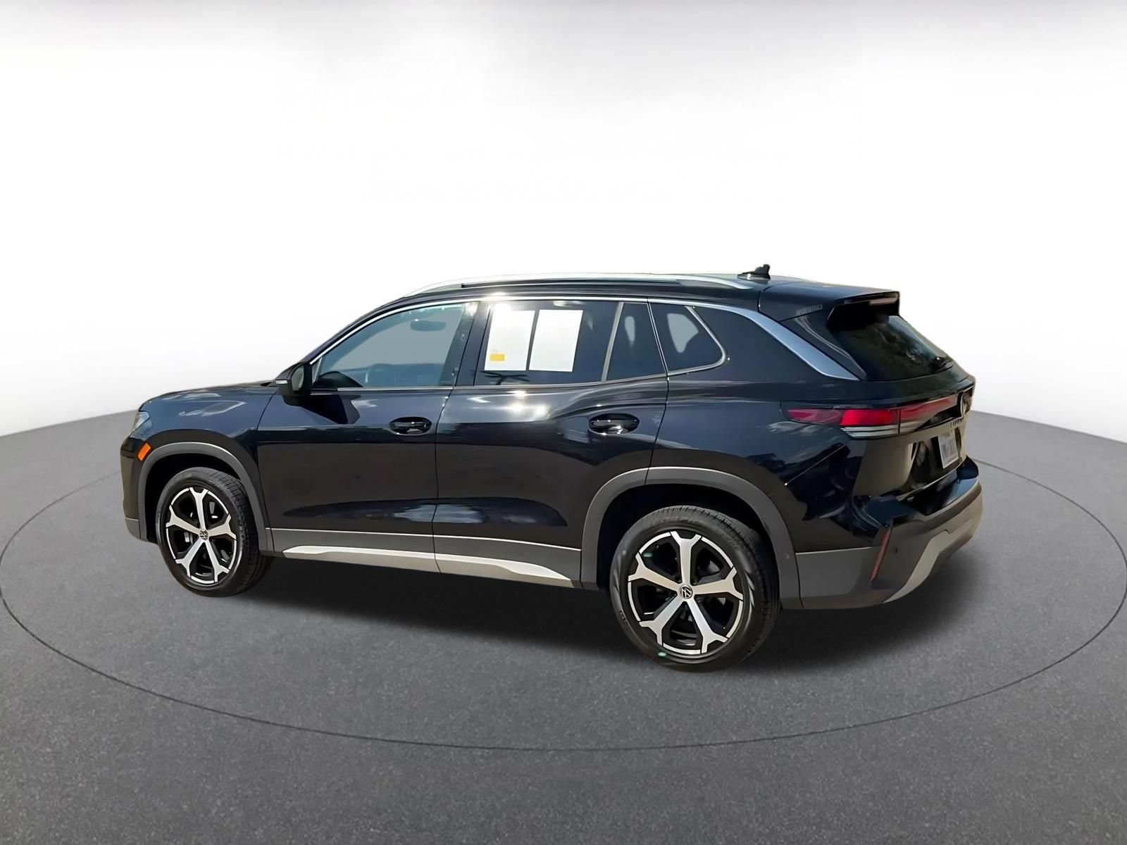 Used 2026 Volkswagen Tiguan SE AWD/4WD image 9