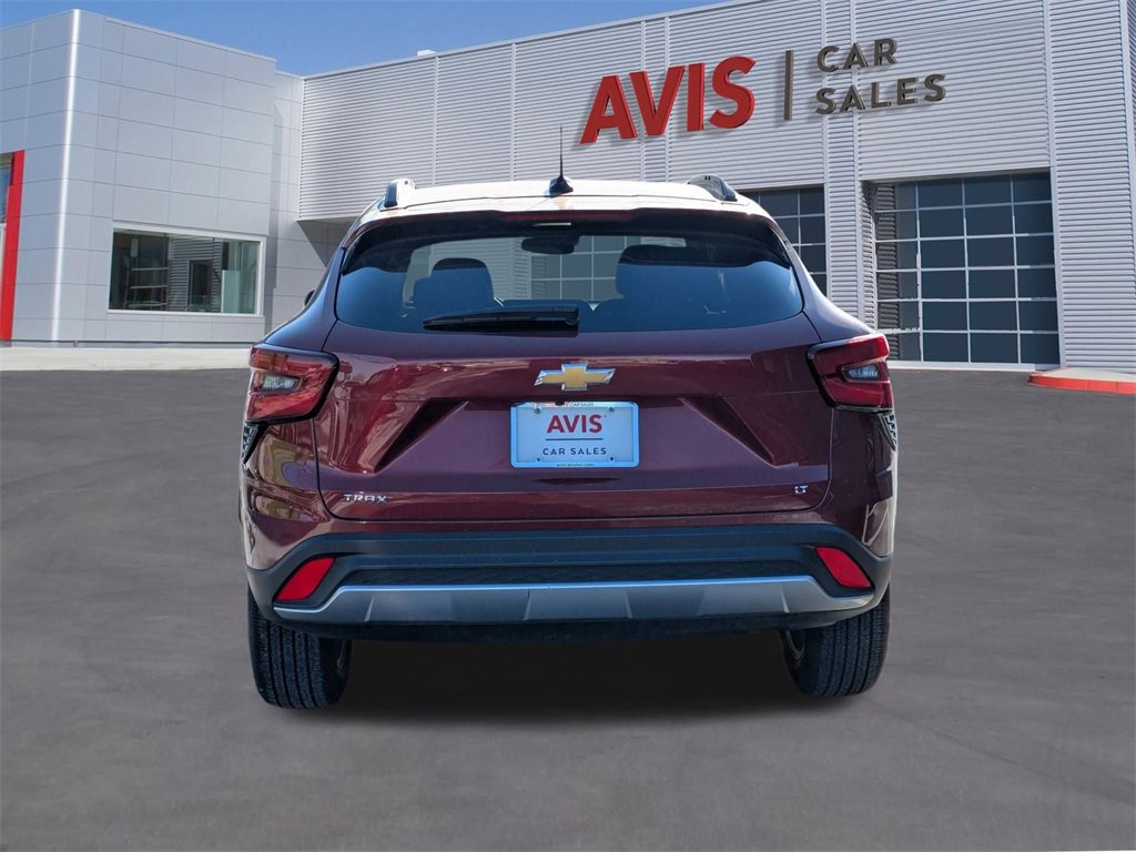 Used 2025 Chevrolet Trax LT w/ LT Convenience Package image 4