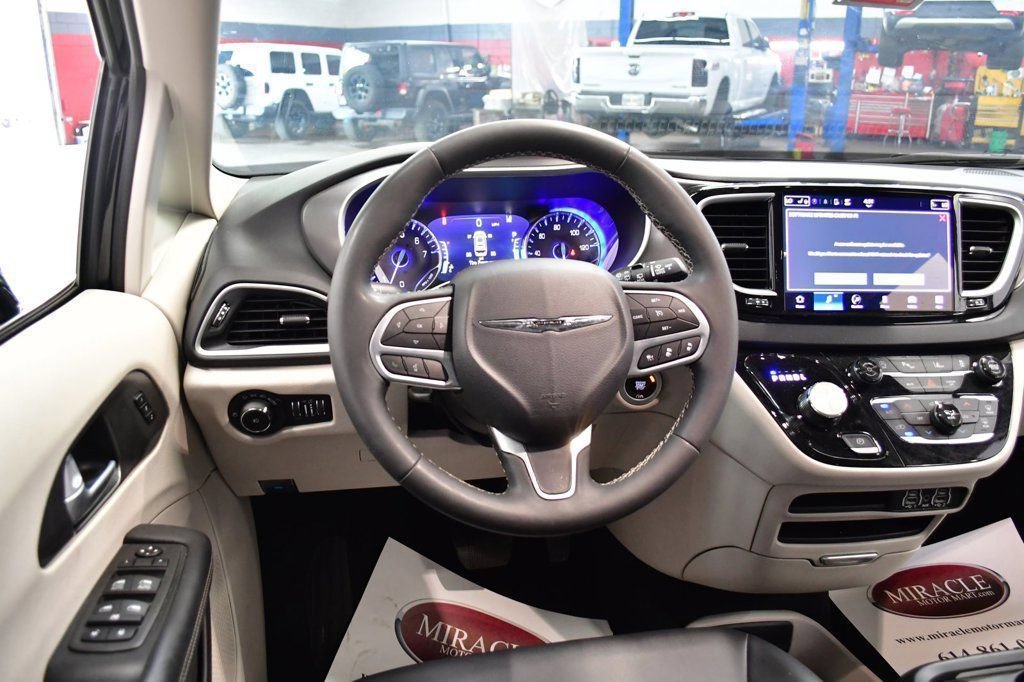 Used 2024 Chrysler Pacifica Touring-L FWD image 10