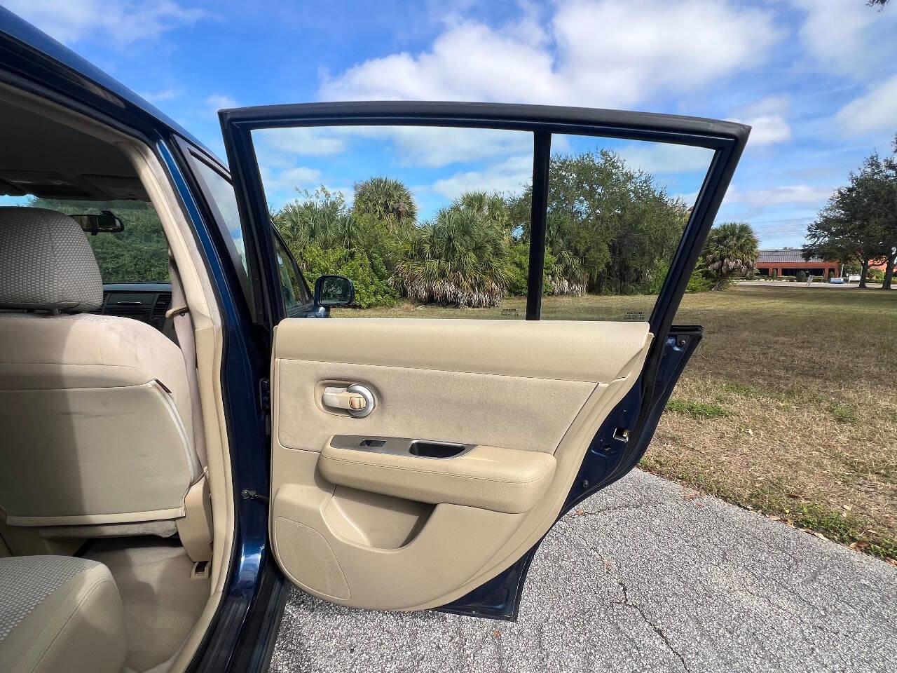 Used 2007 Nissan Versa 1.8 SL 4dr Hatchback (1.8L I4 w/ Convenience Pkg image 26