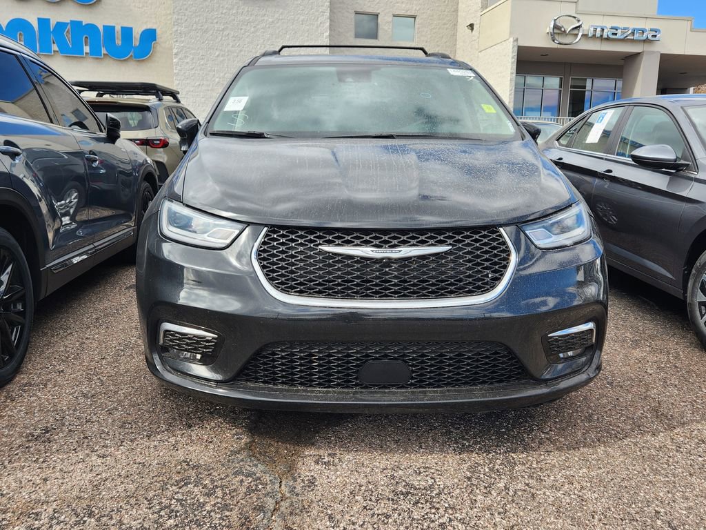 Used 2022 Chrysler Pacifica Touring-L image 3