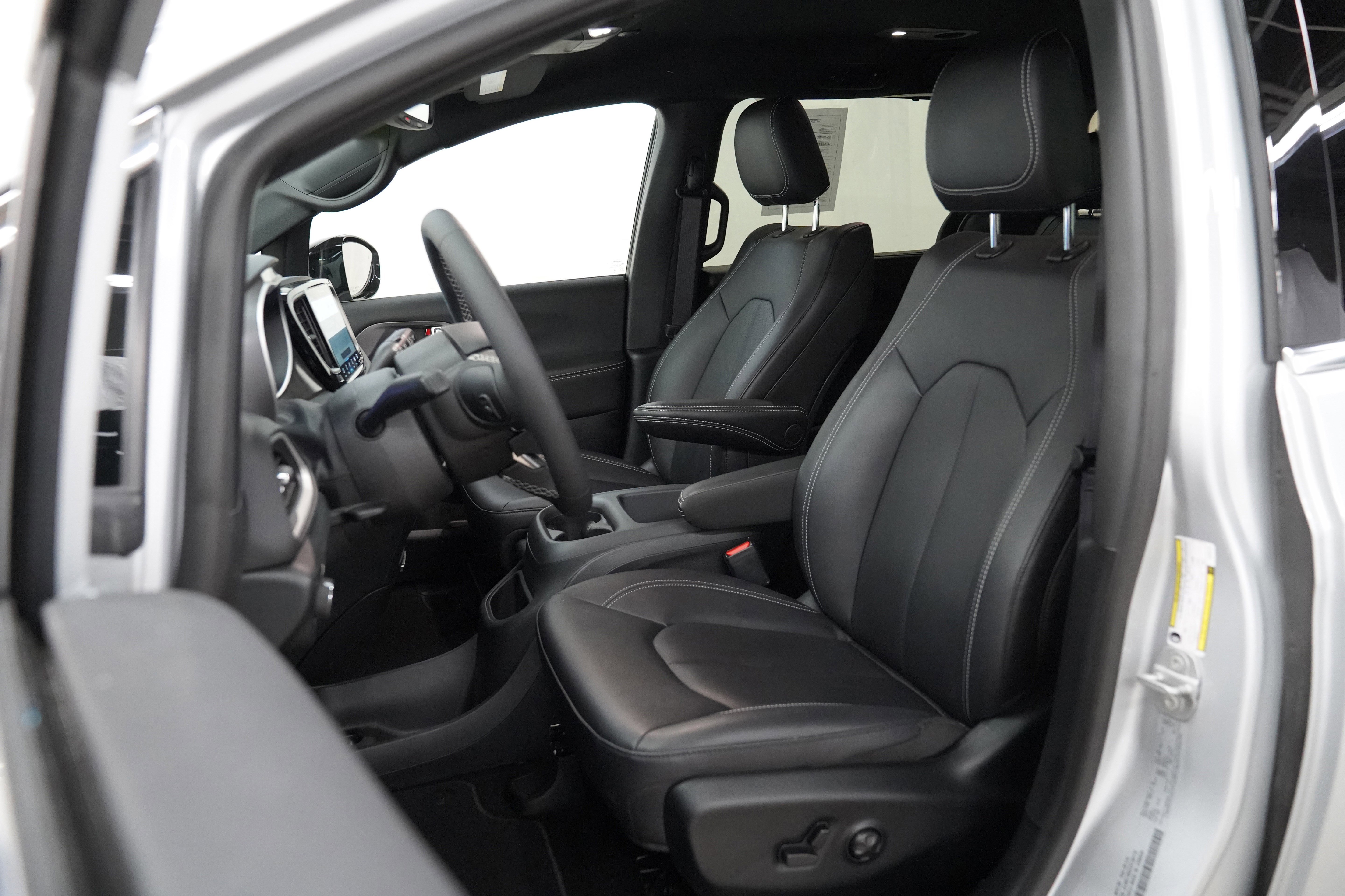 Used 2026 Chrysler Pacifica Select image 4