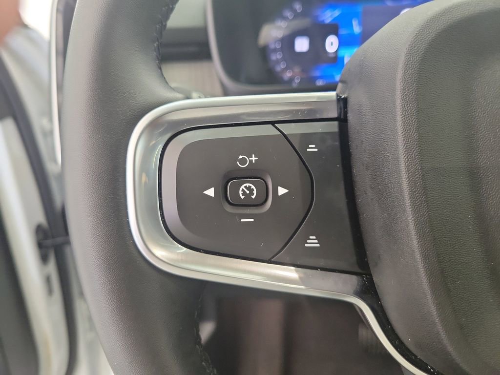 Used 2025 Volvo XC40 B5 Core image 24