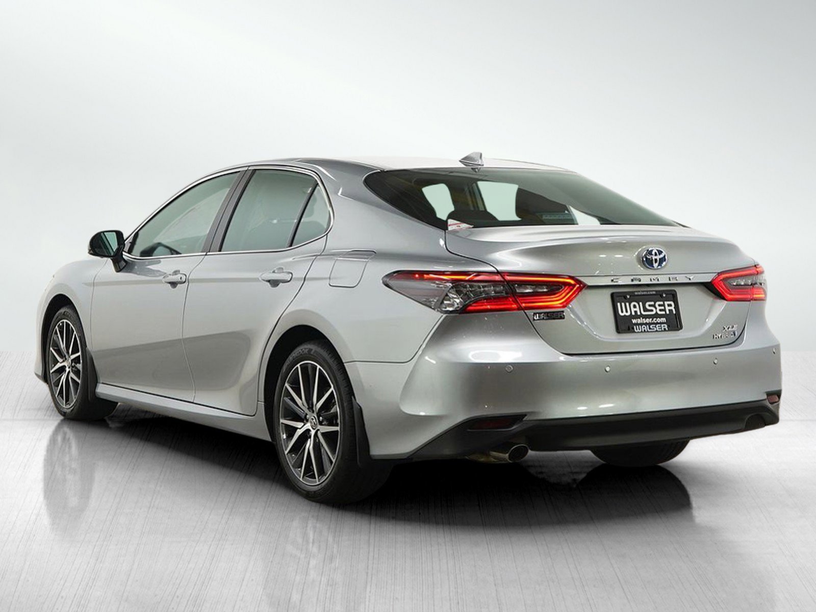 Used 2024 Toyota Camry XLE w/ Navigation Package FWD image 3